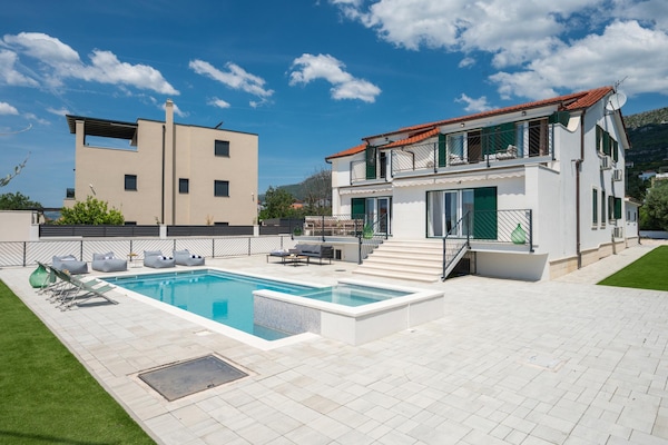 Foto van Villa aan de kust met verwarmd zwembad nabij Split - ExteriorSummer