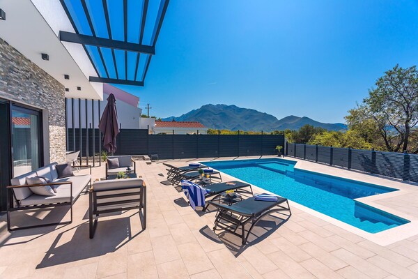 Foto van Luxe villa-retraite in Šestanovac - Vakantiehuis in Šestanovac - ExteriorSummer