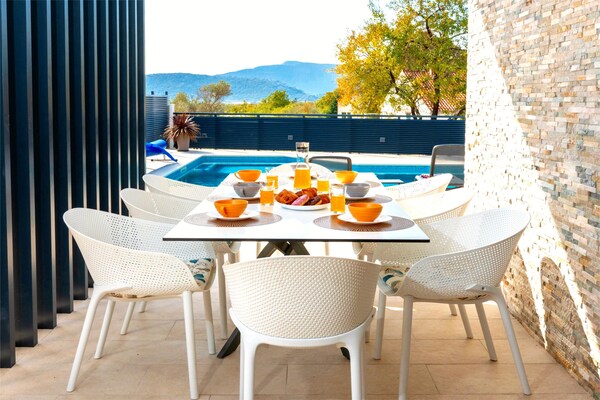 Foto van Luxe villa-retraite in Šestanovac - Vakantiehuis in Šestanovac - TerraceBalcony