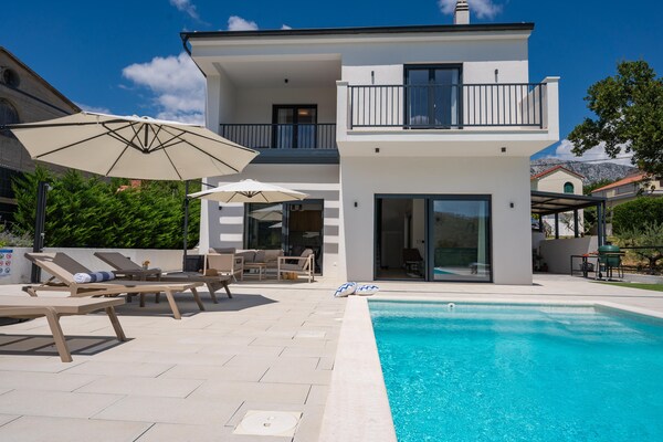 Foto van Ontspannen familievilla in Naklice - Vakantiehuis in Naklice - ExteriorSummer