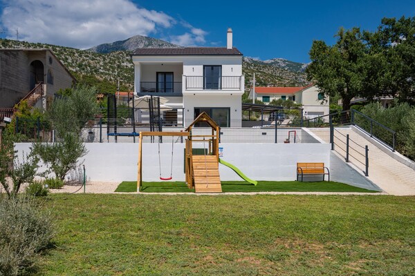 Foto van Ontspannen familievilla in Naklice - Vakantiehuis in Naklice - ExteriorSummer