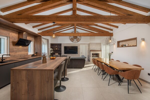 Foto van Stijlvolle villa in Lovreč met sauna - Vakantiehuis in Opanci - DiningRoom