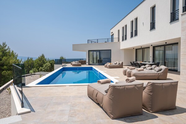 Foto van Luxe villa met zeezicht en jacuzzi - Vakantiehuis in Dalmatia County - LivingRoom