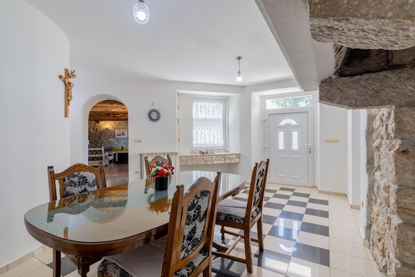Foto van Heuvelachtige stenen villa voor 10 gasten in Donji Vinjani - DiningRoom