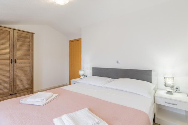 Foto van Heuvelachtige stenen villa voor 10 gasten in Donji Vinjani - BedRoom