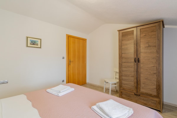 Foto van Heuvelachtige stenen villa voor 10 gasten in Donji Vinjani - BedRoom