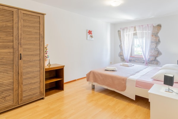 Foto van Heuvelachtige stenen villa voor 10 gasten in Donji Vinjani - BedRoom
