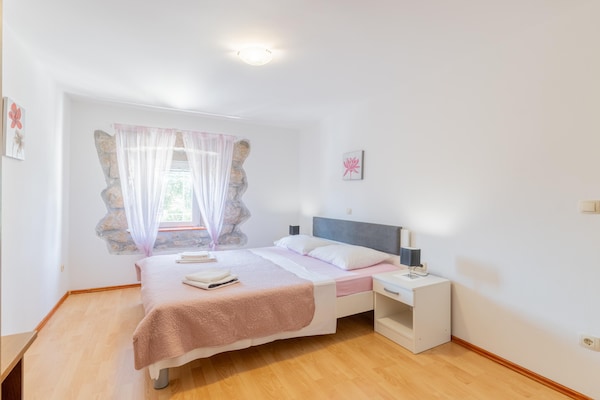 Foto van Heuvelachtige stenen villa voor 10 gasten in Donji Vinjani - BedRoom