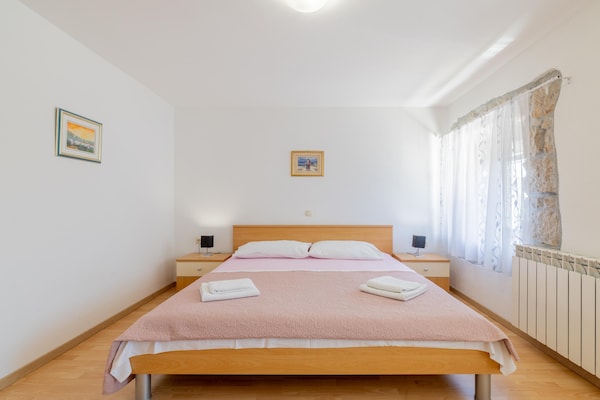 Foto van Heuvelachtige stenen villa voor 10 gasten in Donji Vinjani - BedRoom