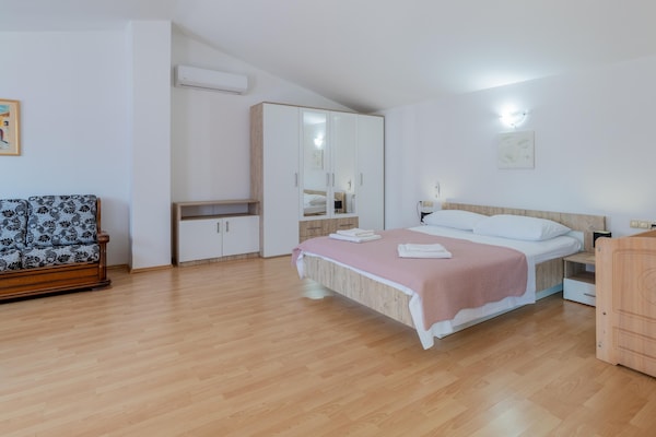 Foto van Heuvelachtige stenen villa voor 10 gasten in Donji Vinjani - BedRoom