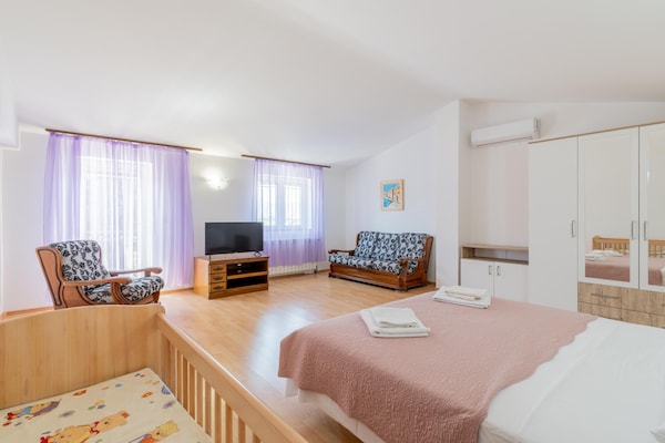 Foto van Heuvelachtige stenen villa voor 10 gasten in Donji Vinjani - BedRoom