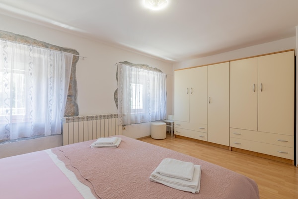 Foto van Heuvelachtige stenen villa voor 10 gasten in Donji Vinjani - BedRoom
