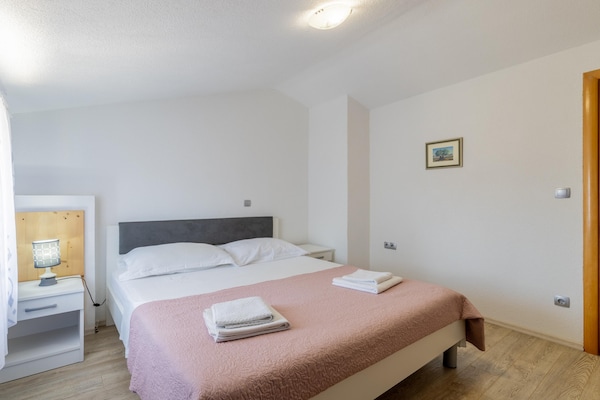 Foto van Heuvelachtige stenen villa voor 10 gasten in Donji Vinjani - BedRoom