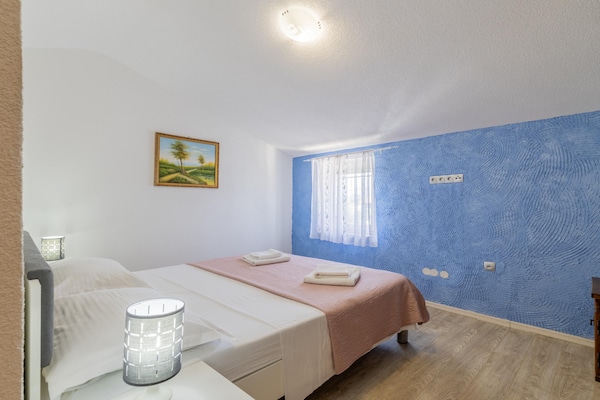 Foto van Heuvelachtige stenen villa voor 10 gasten in Donji Vinjani - BedRoom
