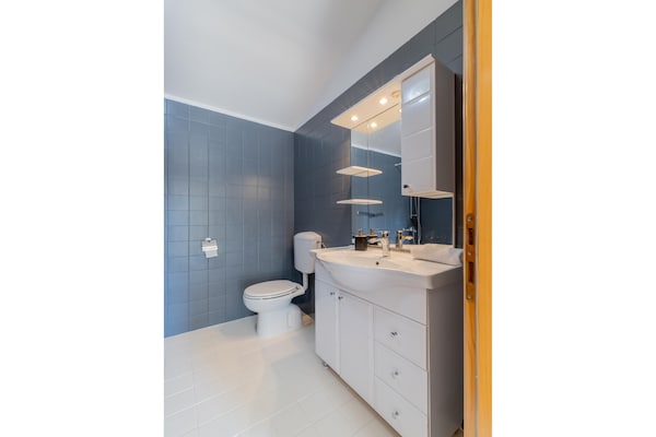 Foto van Heuvelachtige stenen villa voor 10 gasten in Donji Vinjani - BathRoom