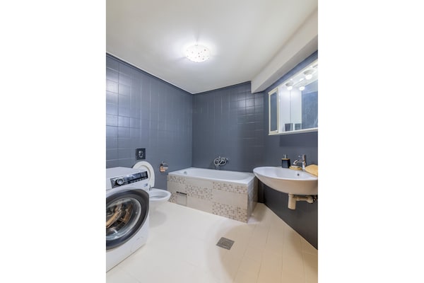 Foto van Heuvelachtige stenen villa voor 10 gasten in Donji Vinjani - BathRoom