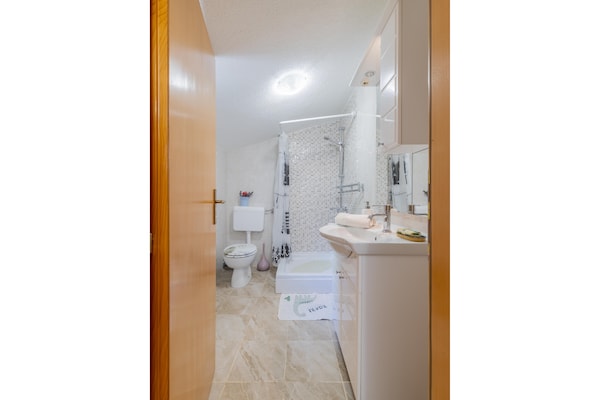 Foto van Heuvelachtige stenen villa voor 10 gasten in Donji Vinjani - BathRoom