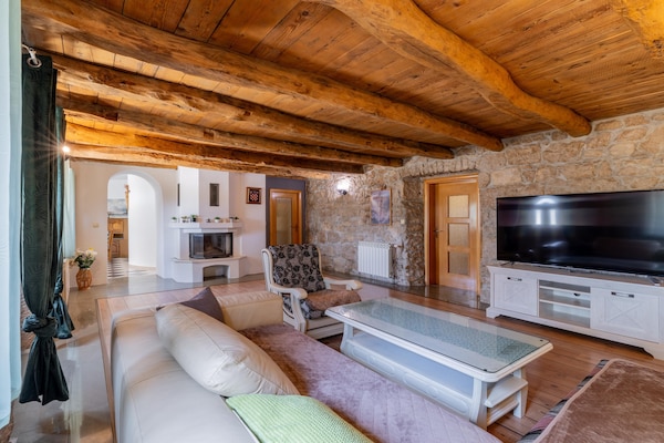 Foto van Heuvelachtige stenen villa voor 10 gasten in Donji Vinjani - LivingRoom