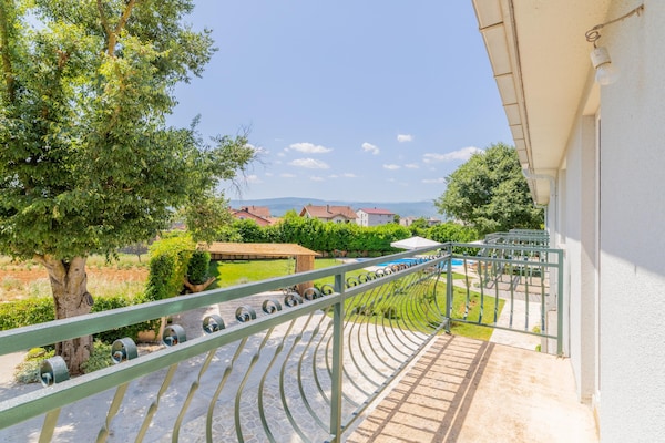 Foto van Heuvelachtige stenen villa voor 10 gasten in Donji Vinjani - TerraceBalcony