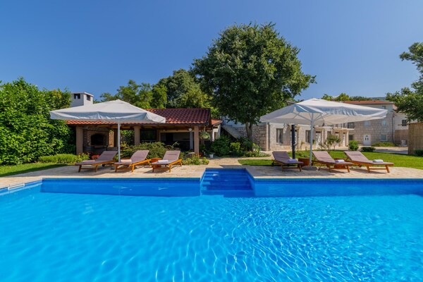Foto van Heuvelachtige stenen villa voor 10 gasten in Donji Vinjani - PoolOfHouse