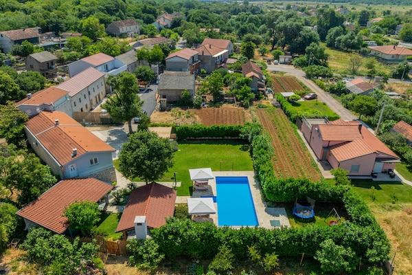 Foto van Heuvelachtige stenen villa voor 10 gasten in Donji Vinjani - AreaSummer5KM