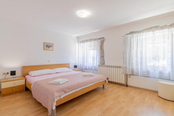 Foto van Heuvelachtige stenen villa voor 10 gasten in Donji Vinjani - BedRoom