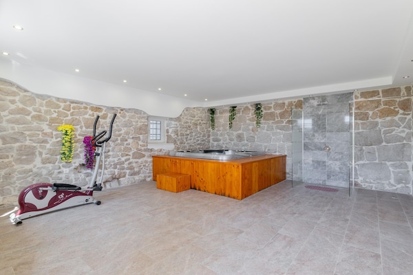 Foto van Heuvelachtige stenen villa voor 10 gasten in Donji Vinjani - Wellness