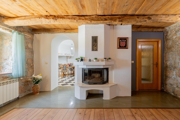 Foto van Heuvelachtige stenen villa voor 10 gasten in Donji Vinjani - LivingRoom