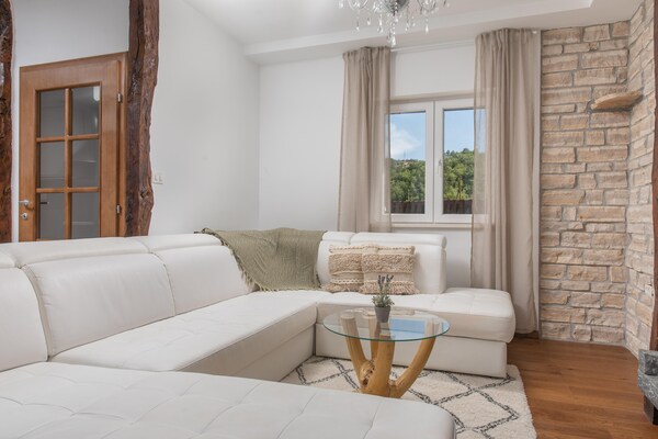 Foto van Gezellige villa voor 8 met zwembad en jacuzzi - Vakantiehuis in Šumet - LivingRoom