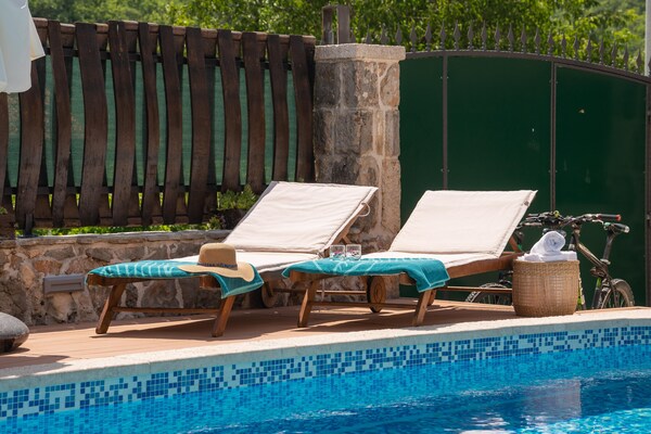 Foto van Gezellige villa voor 8 met zwembad en jacuzzi - Vakantiehuis in Šumet - Facilities