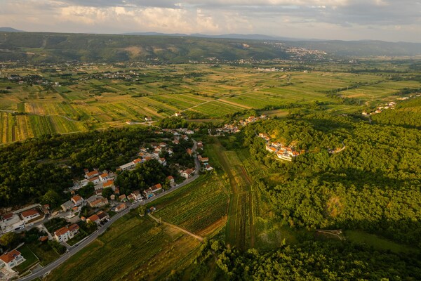 Foto van Gezellige villa voor 8 met zwembad en jacuzzi - Vakantiehuis in Šumet - AreaSummer1KM