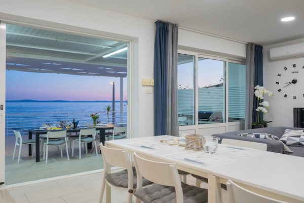 Foto van Villa aan het strand met bubbelbad - Vakantiehuis in Podstrana - DiningRoom