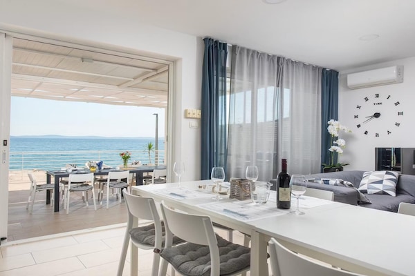 Foto van Villa aan het strand met bubbelbad - Vakantiehuis in Podstrana - DiningRoom