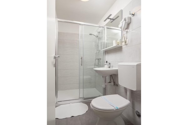 Foto van Villa aan het strand met bubbelbad - Vakantiehuis in Podstrana - BathRoom