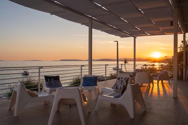 Foto van Villa aan het strand met bubbelbad - Vakantiehuis in Podstrana - TerraceBalcony