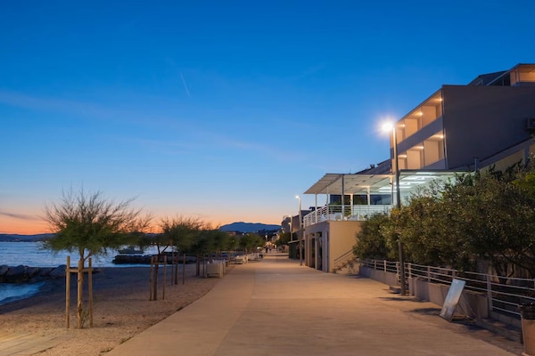 Foto van Villa aan het strand met bubbelbad - Vakantiehuis in Podstrana - ExteriorSummer