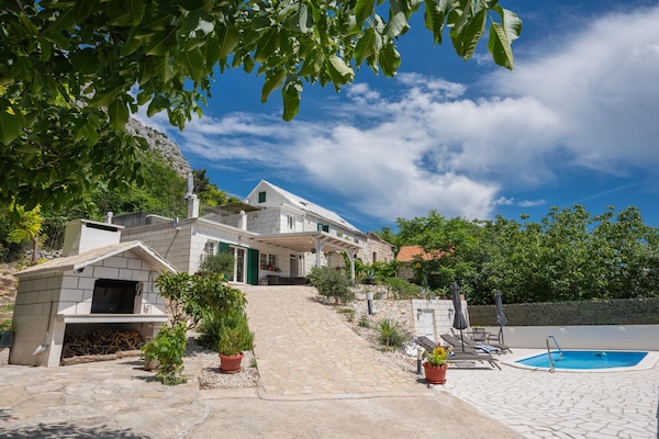 Foto van Villa met zeezicht in Jesenice en jacuzzi - Vakantiehuis in Jesenice - ExteriorSummer