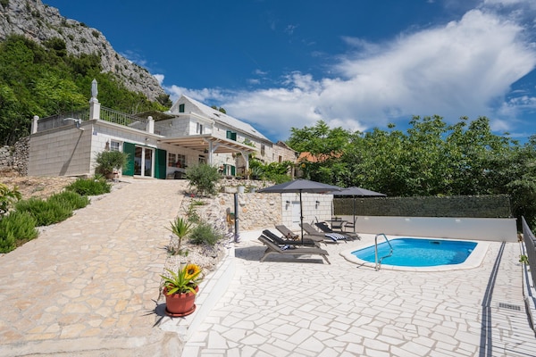Foto van Villa met zeezicht in Jesenice en jacuzzi - Vakantiehuis in Jesenice - ExteriorSummer