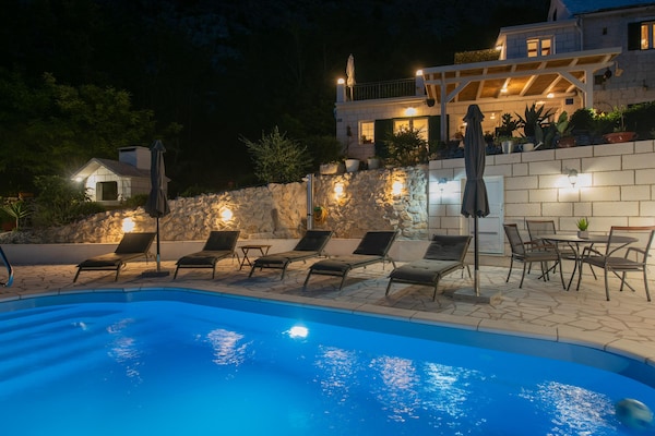 Foto van Villa met zeezicht in Jesenice en jacuzzi - Vakantiehuis in Jesenice - PoolOfHouse