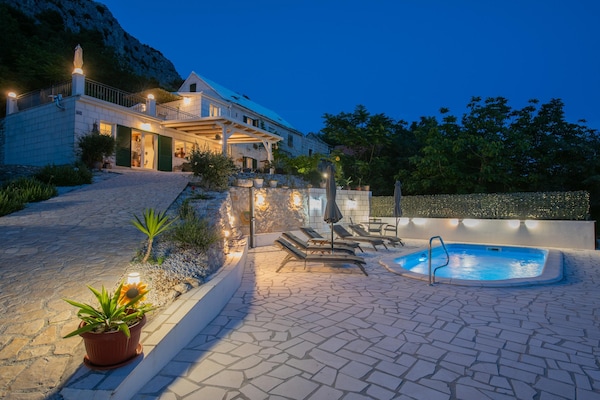 Foto van Villa met zeezicht in Jesenice en jacuzzi - Vakantiehuis in Jesenice - PoolOfHouse