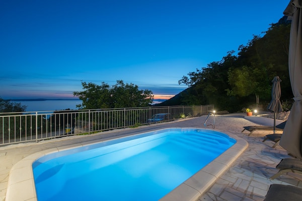 Foto van Villa met zeezicht in Jesenice en jacuzzi - Vakantiehuis in Jesenice - PoolOfHouse
