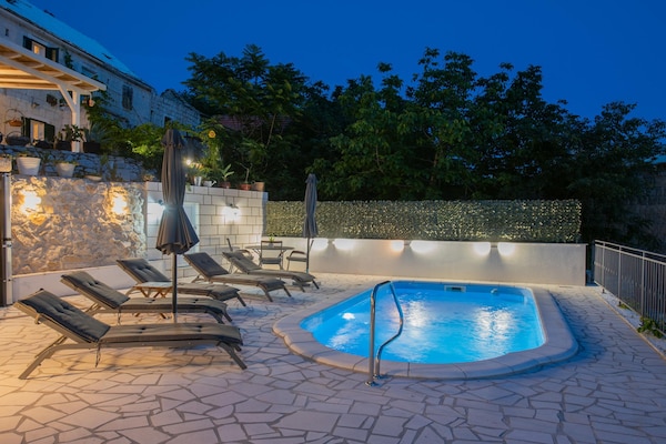 Foto van Villa met zeezicht in Jesenice en jacuzzi - Vakantiehuis in Jesenice - PoolOfHouse