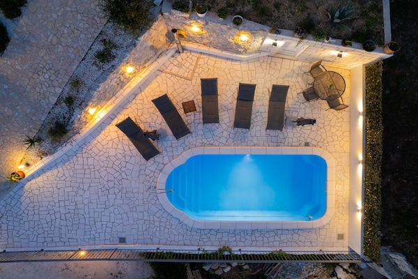 Foto van Villa met zeezicht in Jesenice en jacuzzi - Vakantiehuis in Jesenice - PoolOfHouse