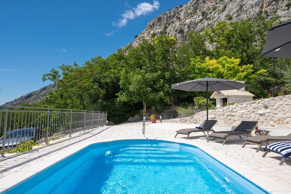 Foto van Villa met zeezicht in Jesenice en jacuzzi - Vakantiehuis in Jesenice - PoolOfHouse