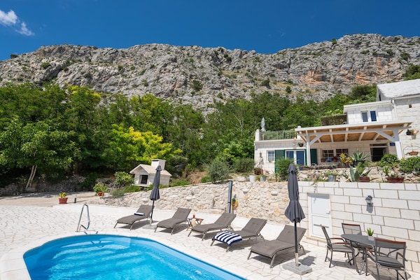 Foto van Villa met zeezicht in Jesenice en jacuzzi - Vakantiehuis in Jesenice - PoolOfHouse