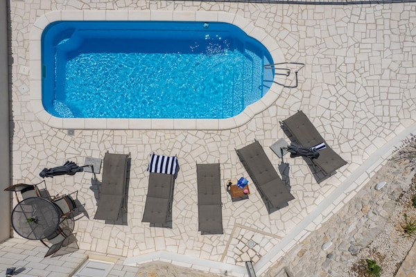 Foto van Villa met zeezicht in Jesenice en jacuzzi - Vakantiehuis in Jesenice - PoolOfHouse