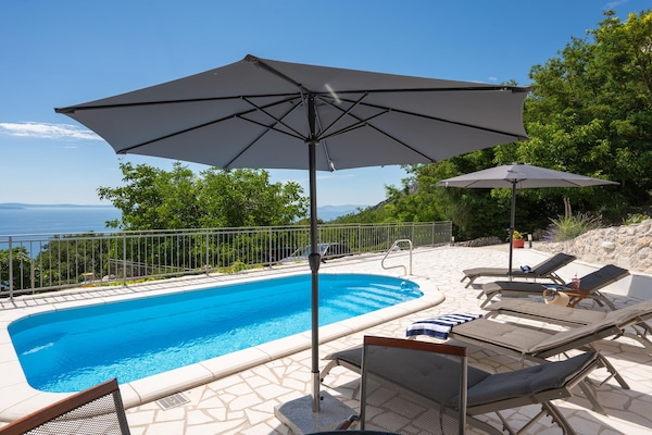 Foto van Villa met zeezicht in Jesenice en jacuzzi - Vakantiehuis in Jesenice - PoolOfHouse