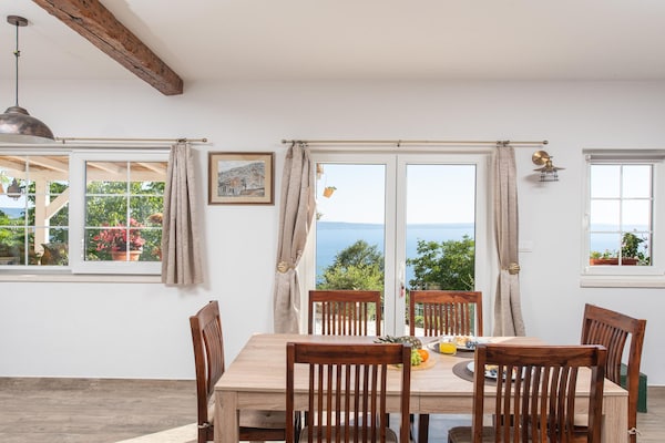Foto van Villa met zeezicht in Jesenice en jacuzzi - Vakantiehuis in Jesenice - DiningRoom
