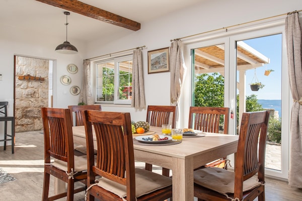 Foto van Villa met zeezicht in Jesenice en jacuzzi - Vakantiehuis in Jesenice - DiningRoom