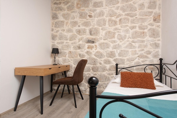 Foto van Villa met zeezicht in Jesenice en jacuzzi - Vakantiehuis in Jesenice - BedRoom